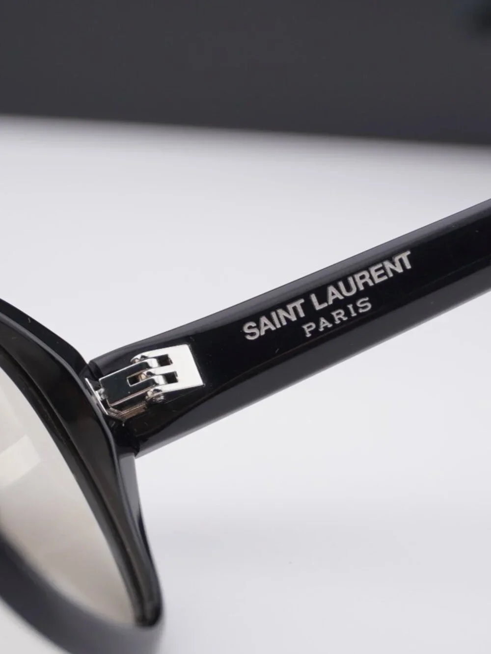 Saint Laurent model sl604